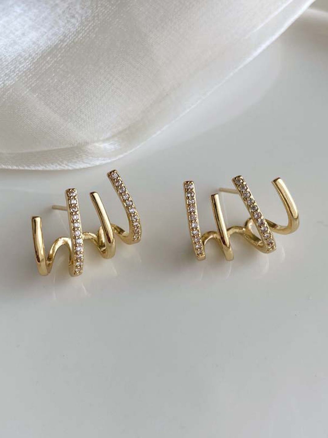 

FIMBUL Gold-Plated Stone Studded Claw-Shaped Antique Studs