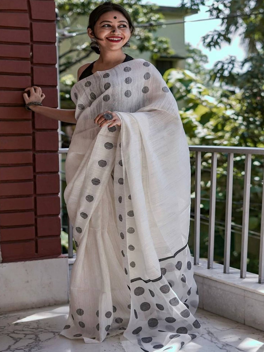 

Sanwariya Silk Woven Design Zari Kanjeevaram Saree, White