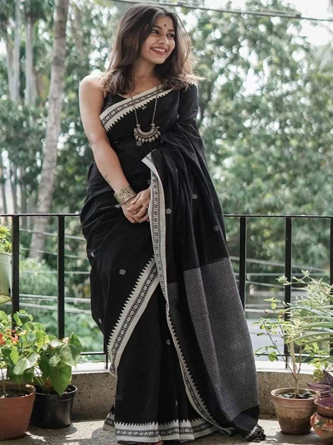 

Sanwariya Silk Woven Design Saree, Black