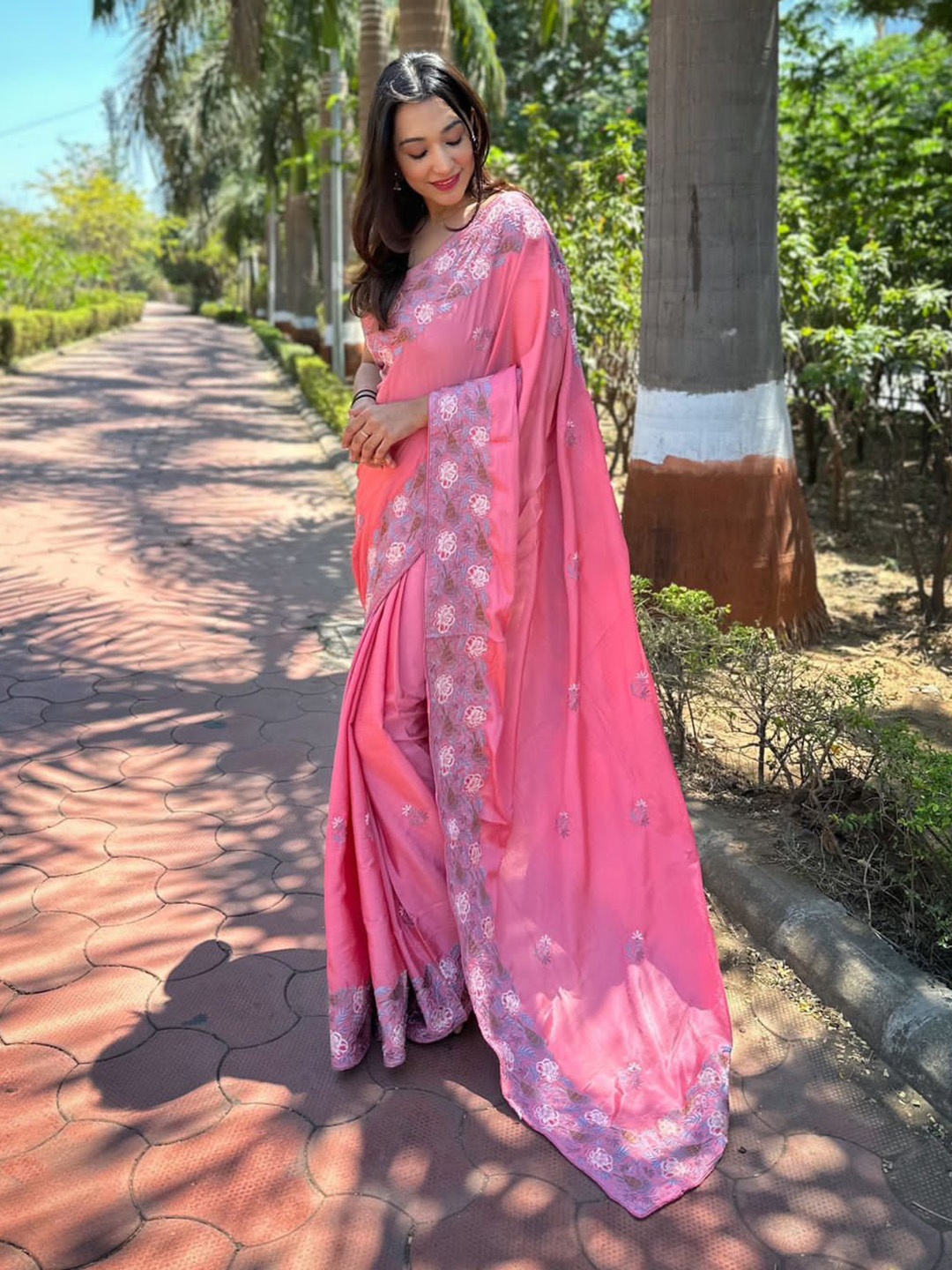 

elora Floral Embroidered Saree, Pink