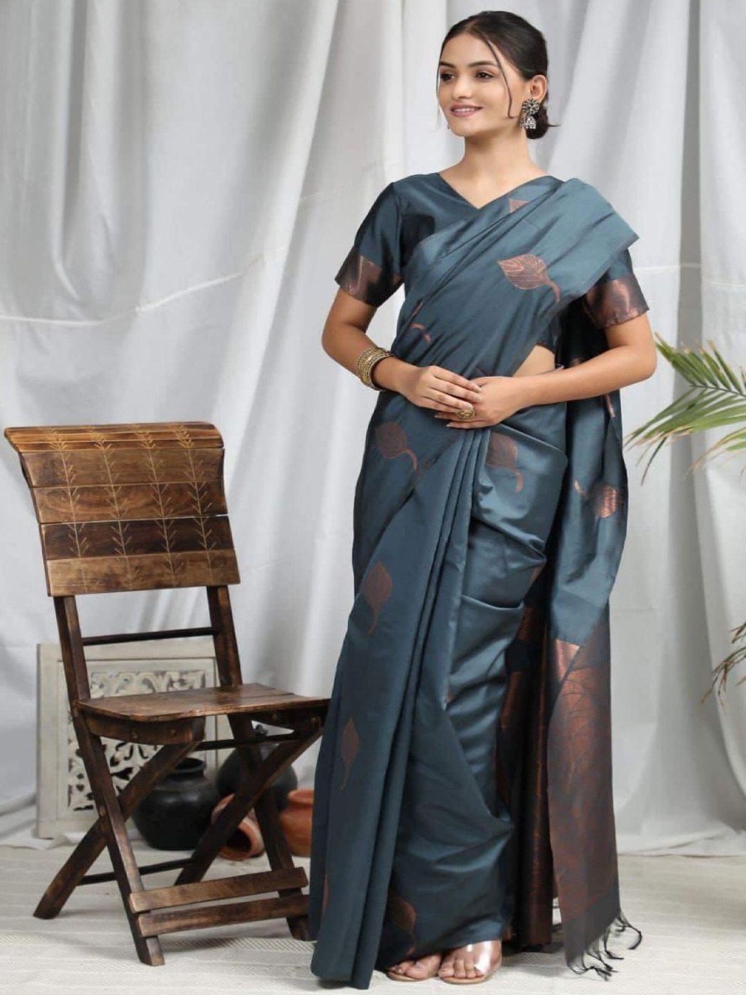 

Sanwariya Silk Floral Zari Kanjeevaram Saree, Grey