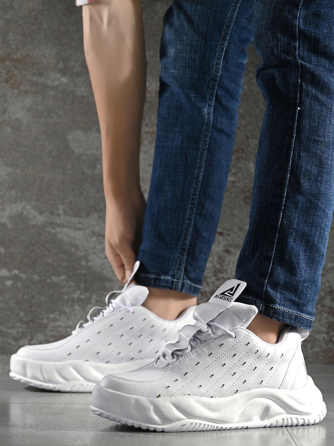 

AfroJack Solid Men Sneakers, White