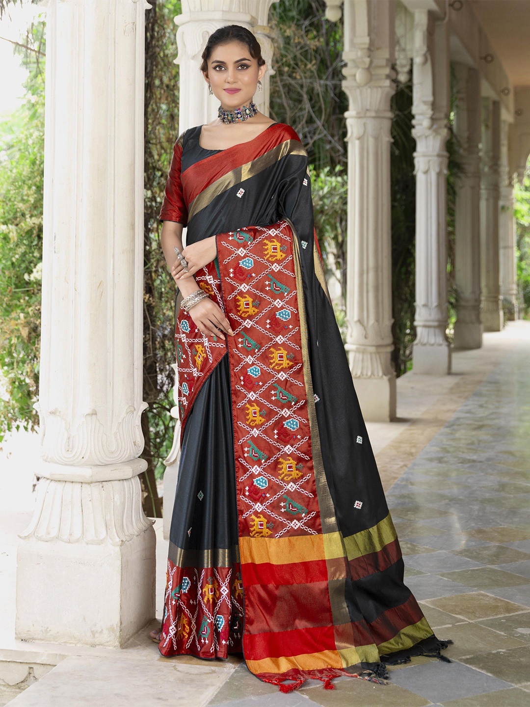

KAVINDI Ethnic Motifs Embroidered Saree, Black