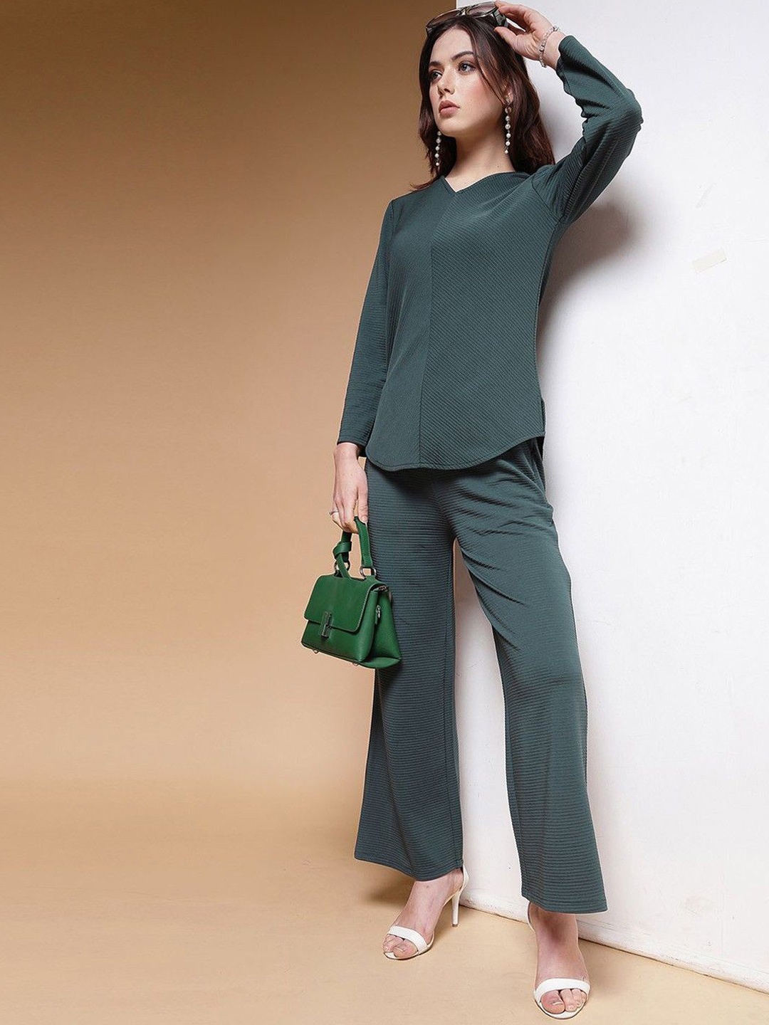 

Ekta Textiles Self Design V-Neck Sweatshirt & Trousers, Black