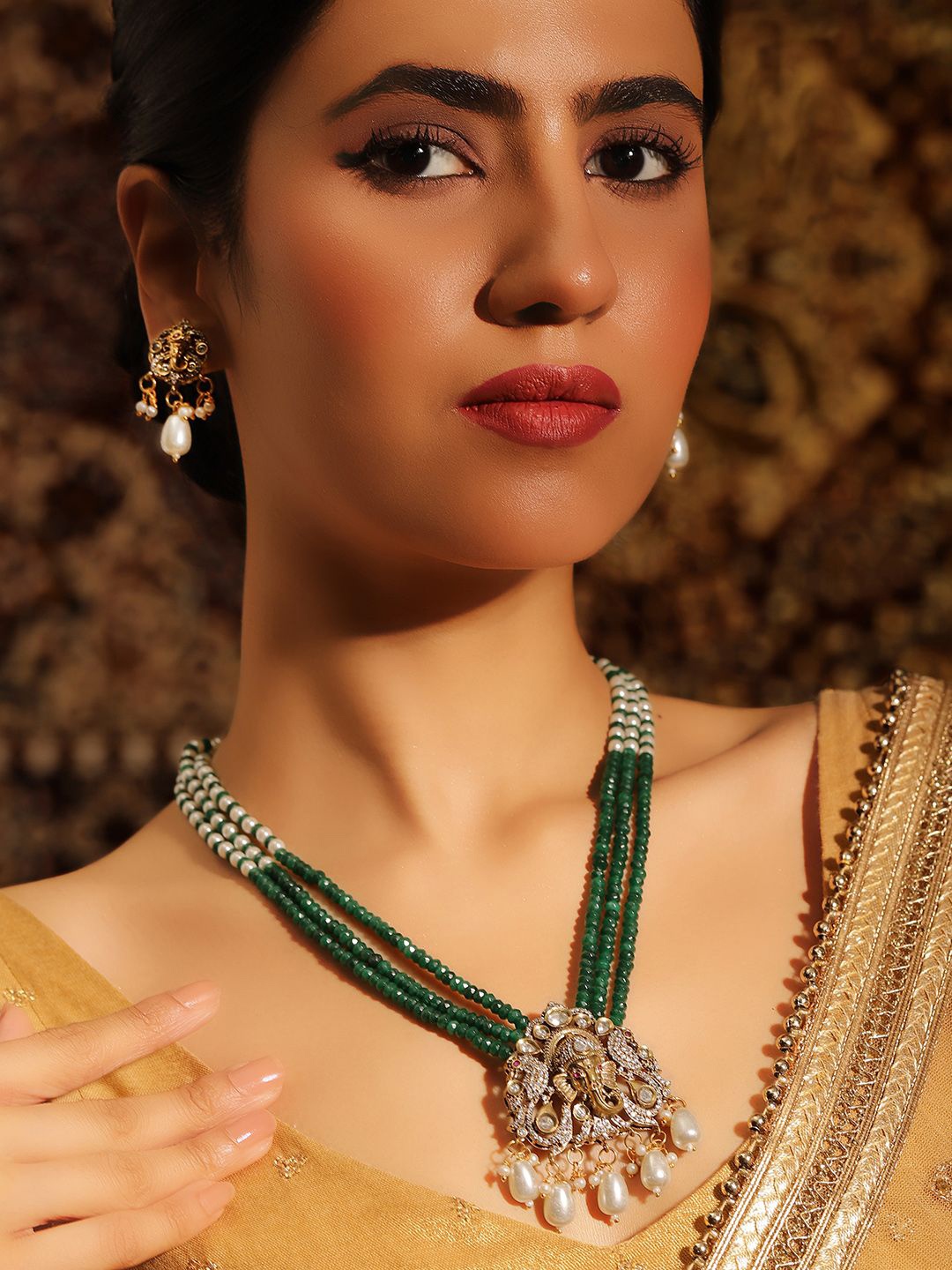 

Priyaasi Gold-Plated American Diamond-Studded & Pearls Beaded Jewellery Set