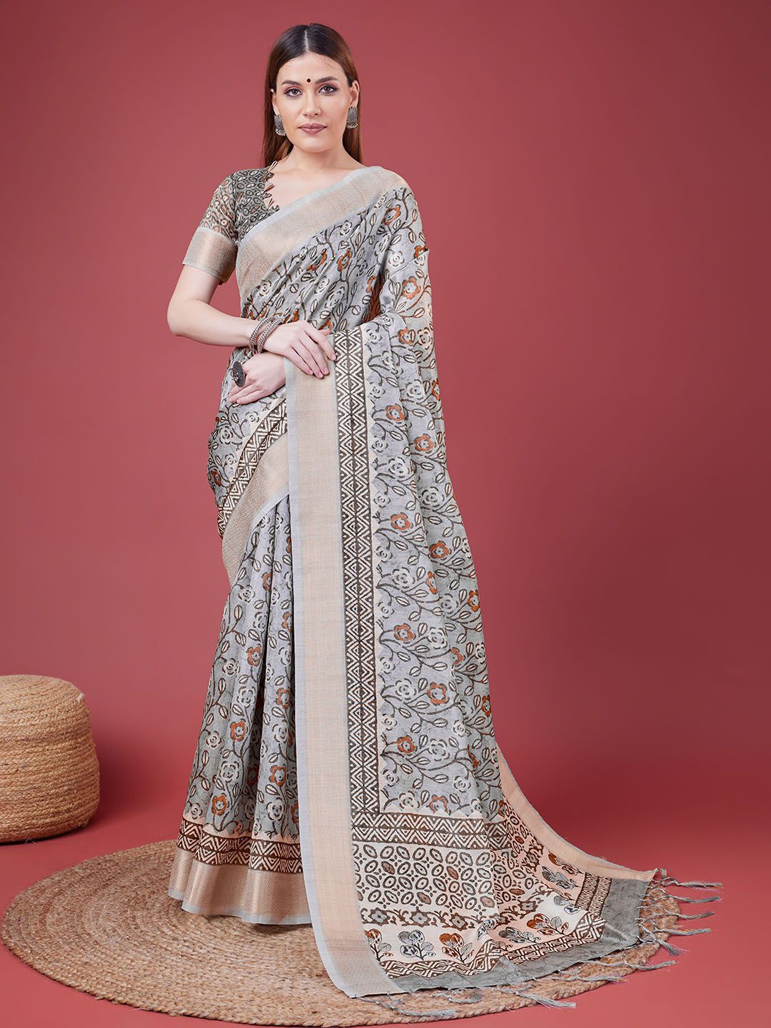 

DOI MOI Women Floral Printed Banarasi Saree With Zari Border, Grey