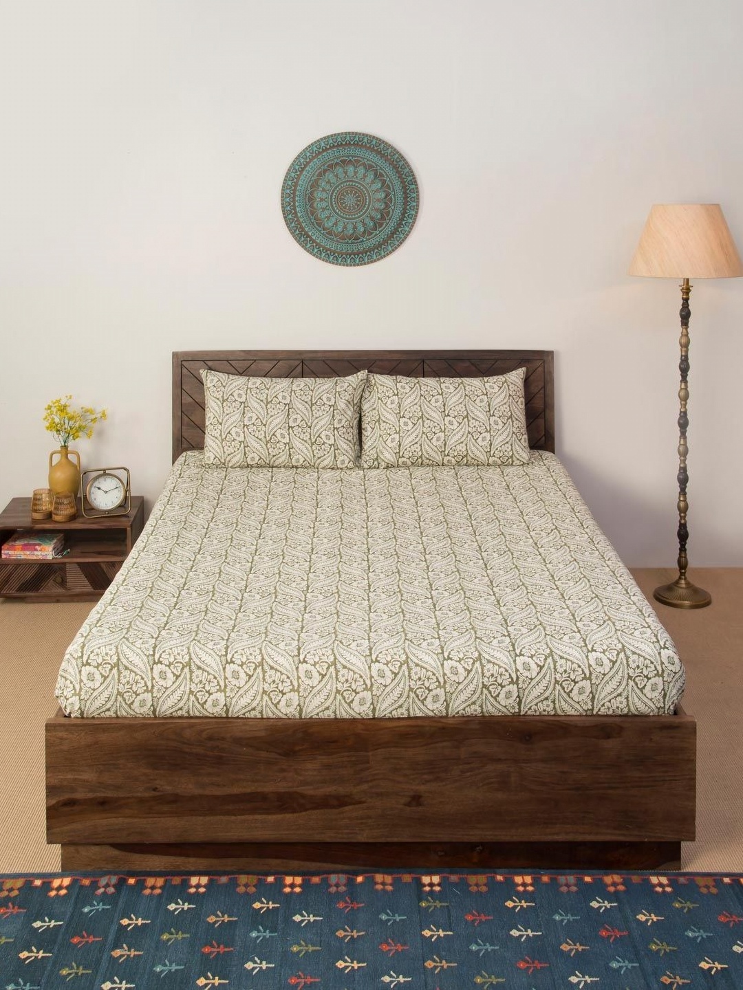 

Fabindia Grey & White Floral 124 TC King Bedsheet with 2 Pillow Covers