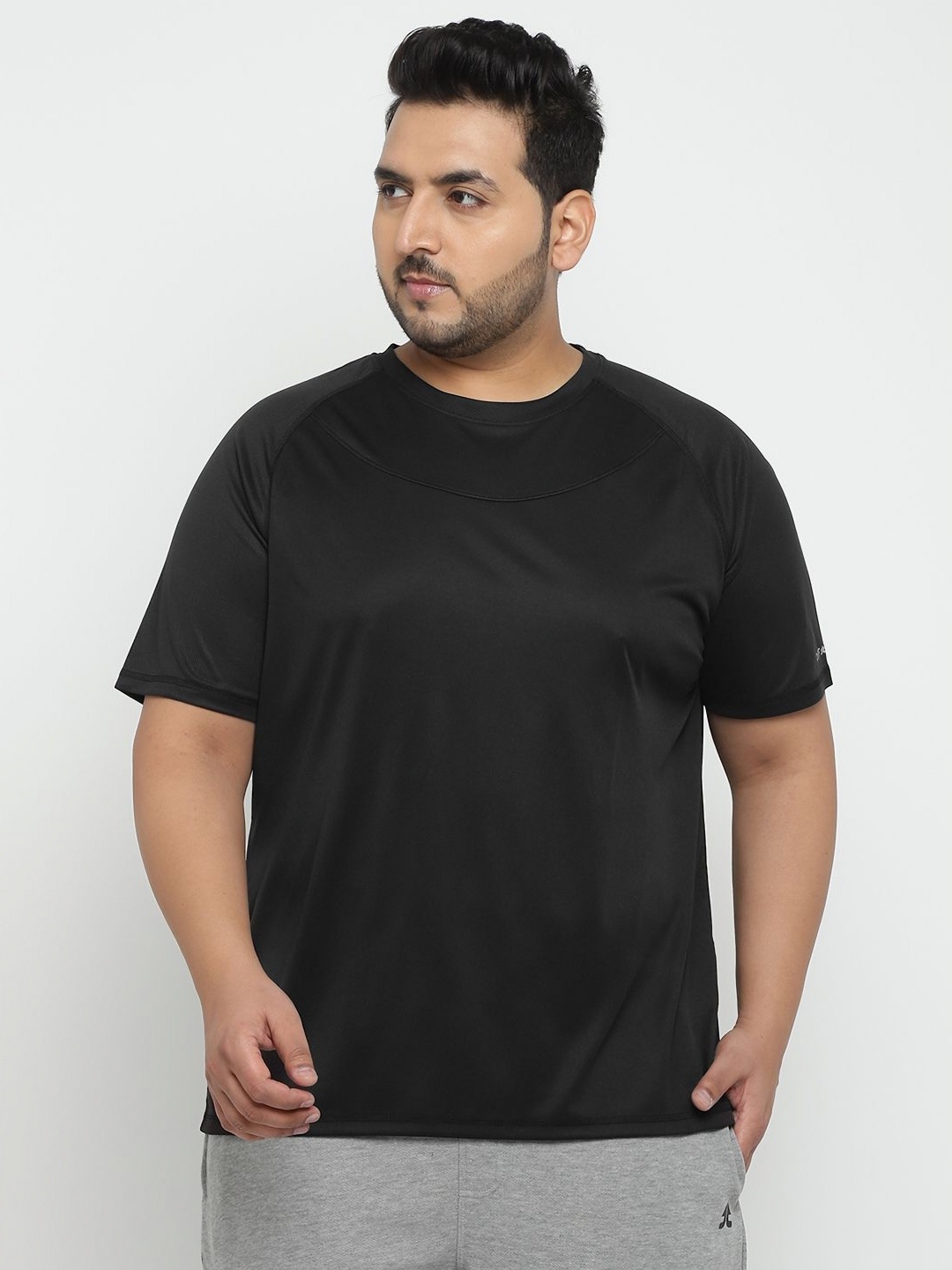 

OFF LIMITS Men Solid Round Neck T-shirt, Black