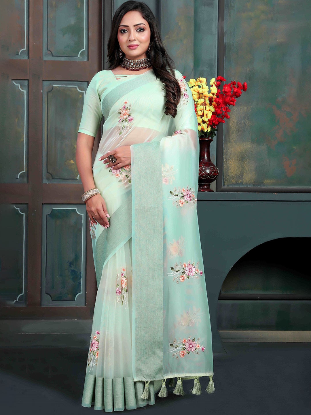 

RV CREATION Floral Embroidered Woven Design Organza Saree, Green