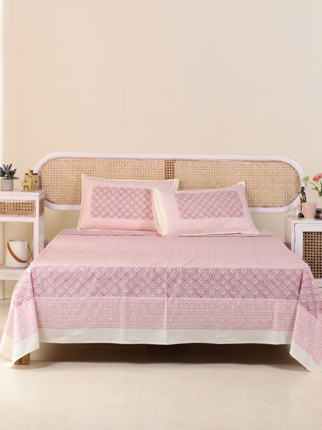 

Peepul Tree Pink Geometric Pure Cotton 300 TC King Double Bedsheet & 2 Pillow Covers