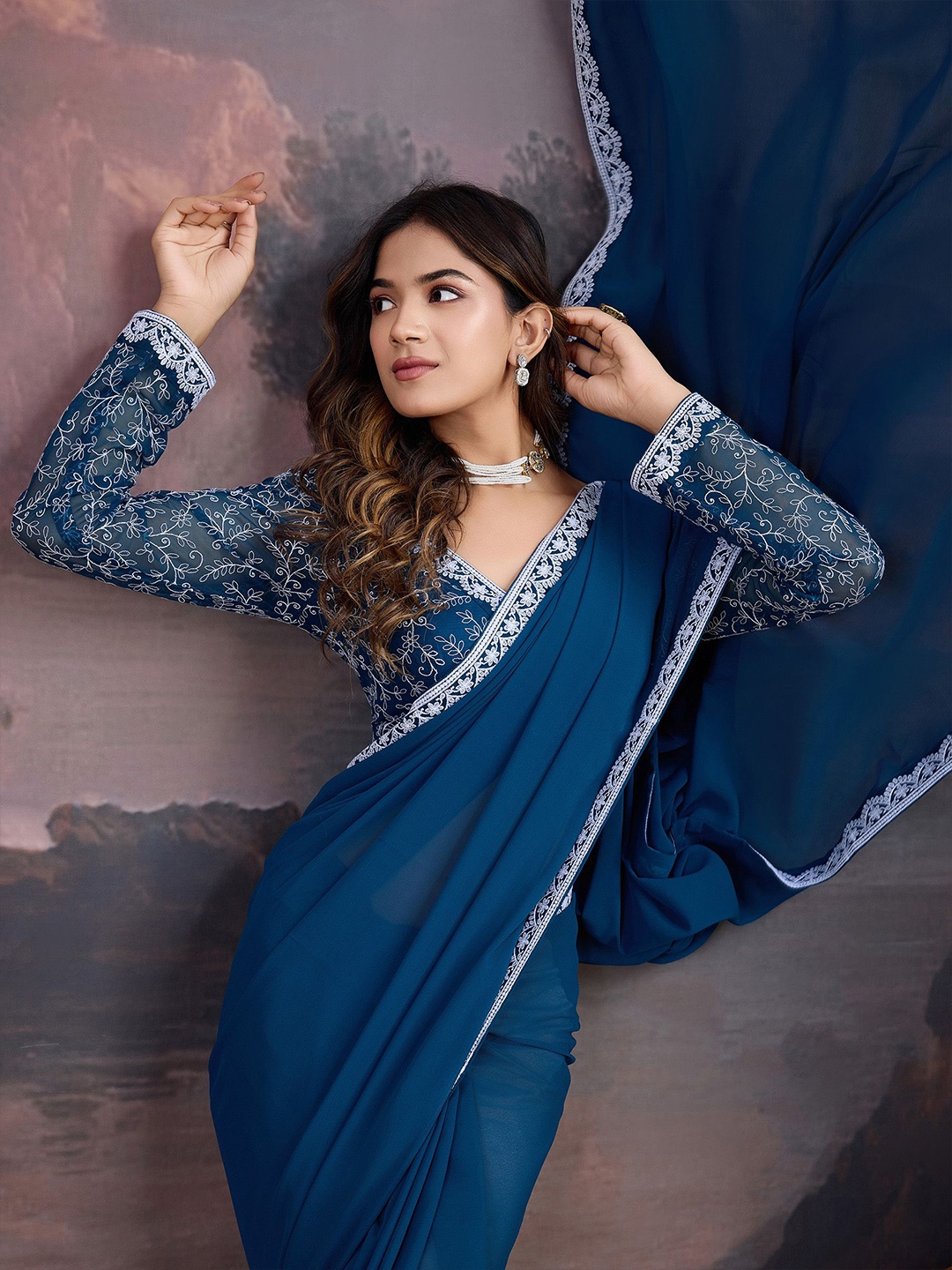 

House of Pataudi Women Floral Embroidered Saree With Embroidered Border, Teal