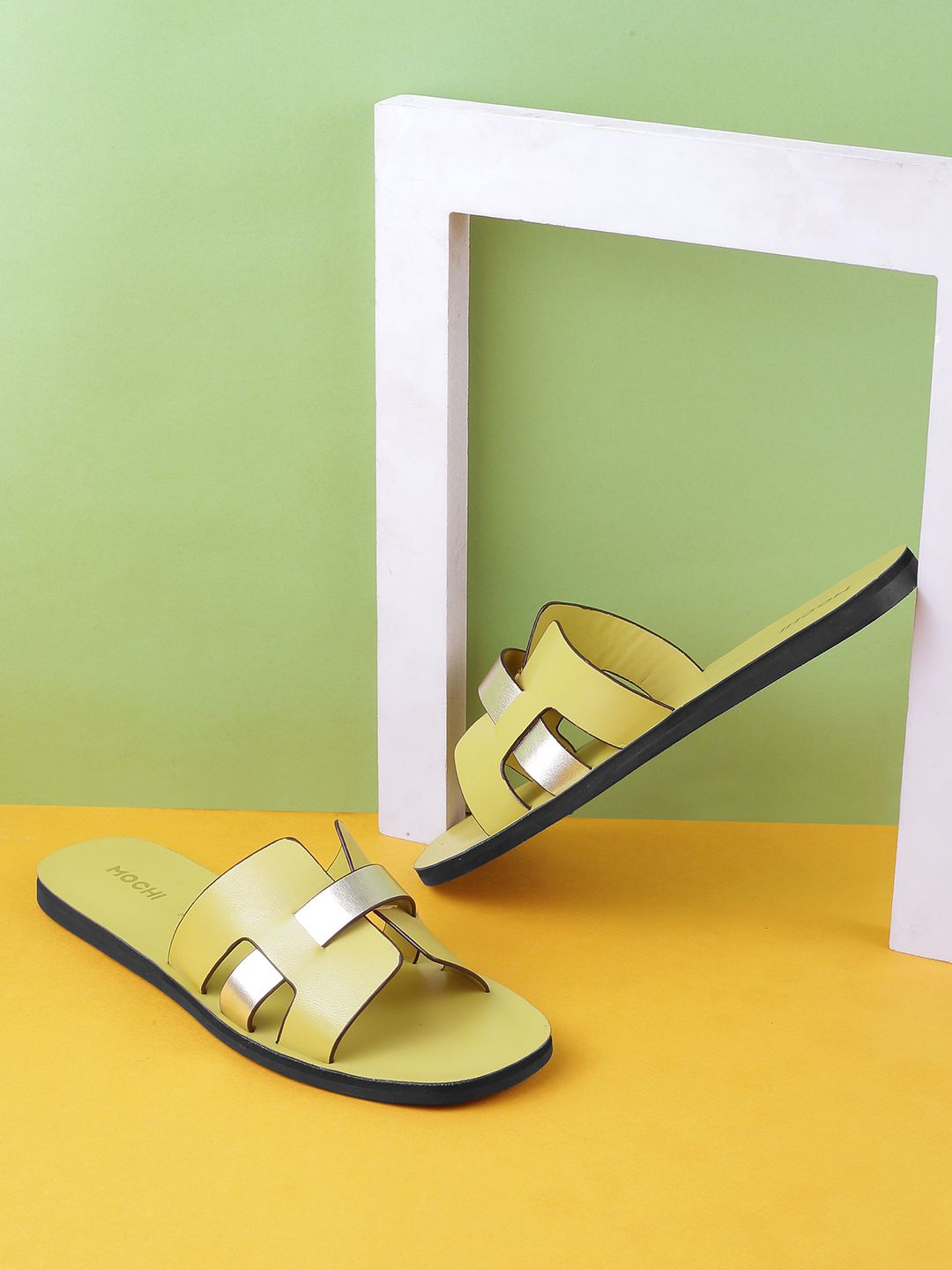 

Mochi Women Open Toe Flats, Green