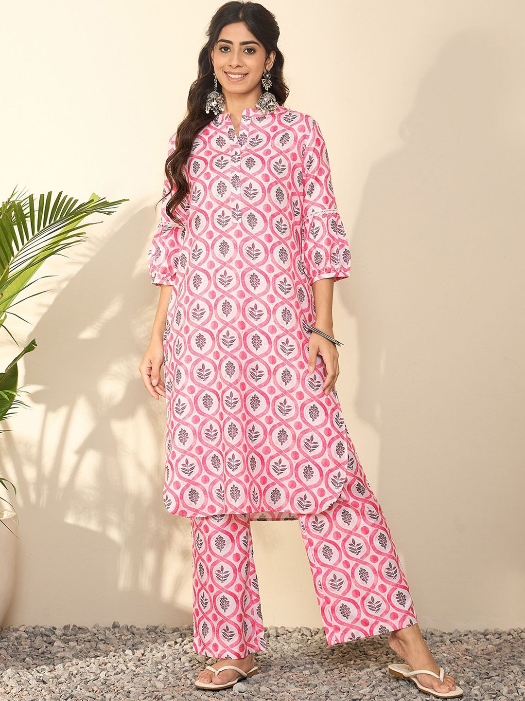 

Madhuni Floral Printed Straight Kurta with Palazzos, Pink