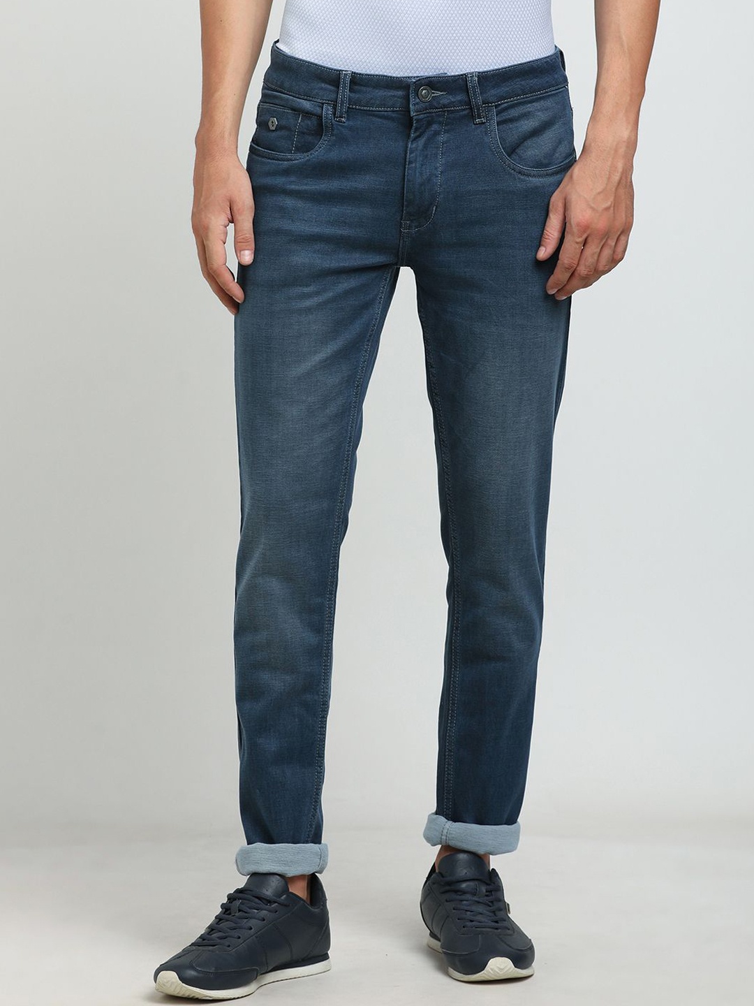 

Turtle Men Narrow Tapered Fit Mid-Rise Light Fade Stretchable Jeans, Blue