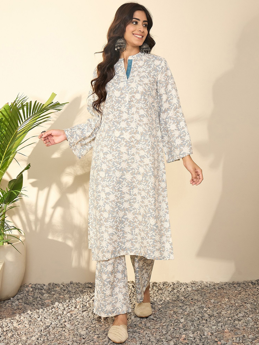 

Madhuni Floral Printed Mandarin Collar Straight Kurta With Trousers, Grey