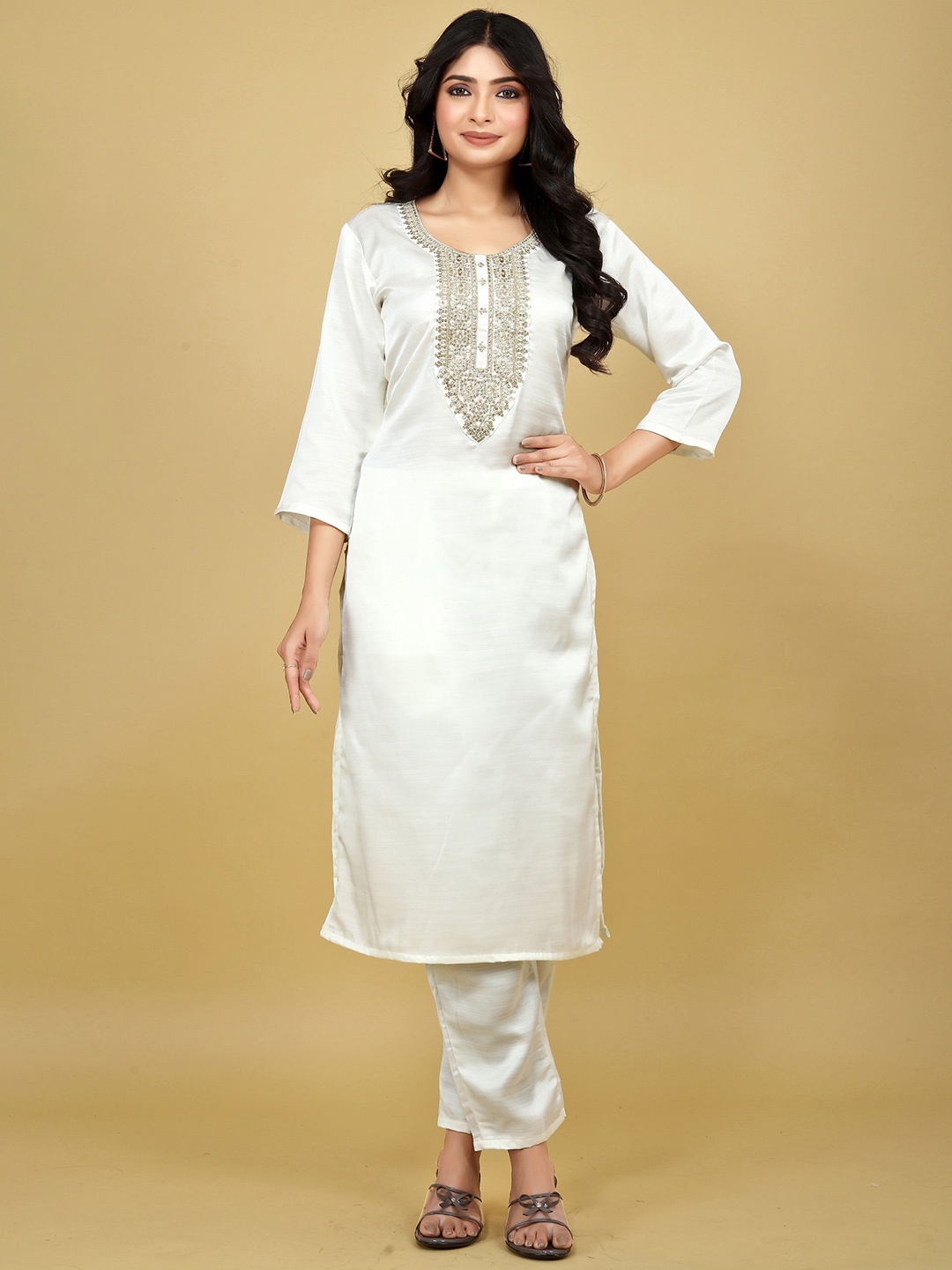 

JDS LIFESTYLE Floral Embroidered Round Neck Straight Kurta With Trousers, Off white
