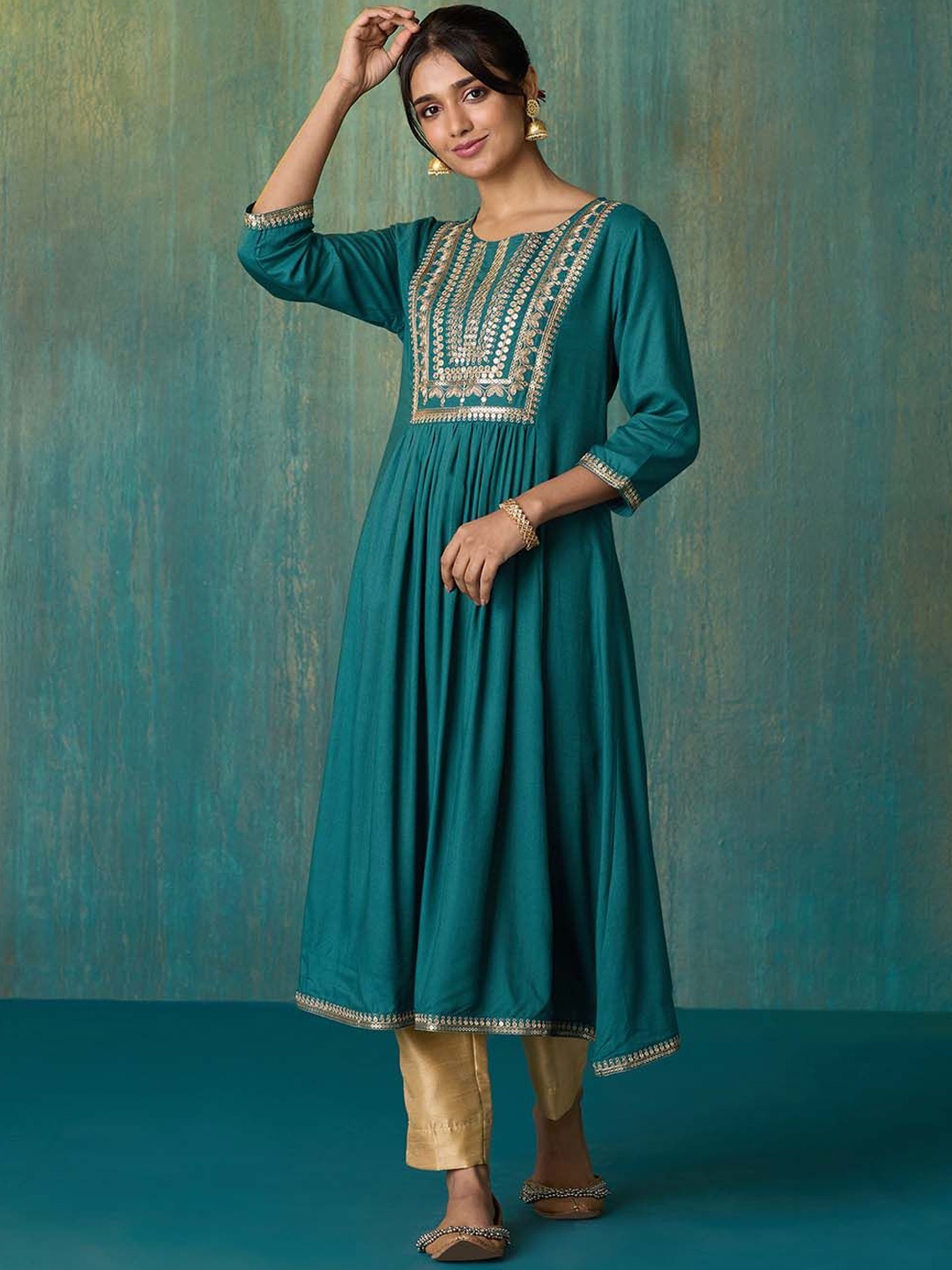 

Likha Women Embroidered Kurta, Green