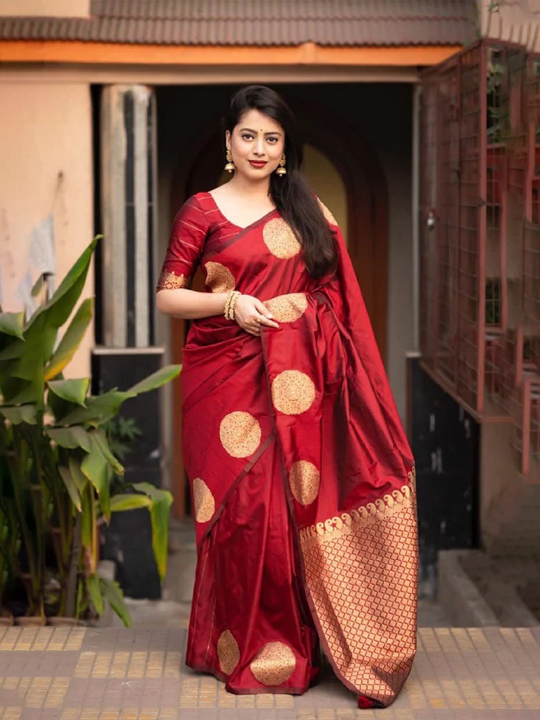 

Aika Woven Design Zari Silk Blend Saree, Maroon