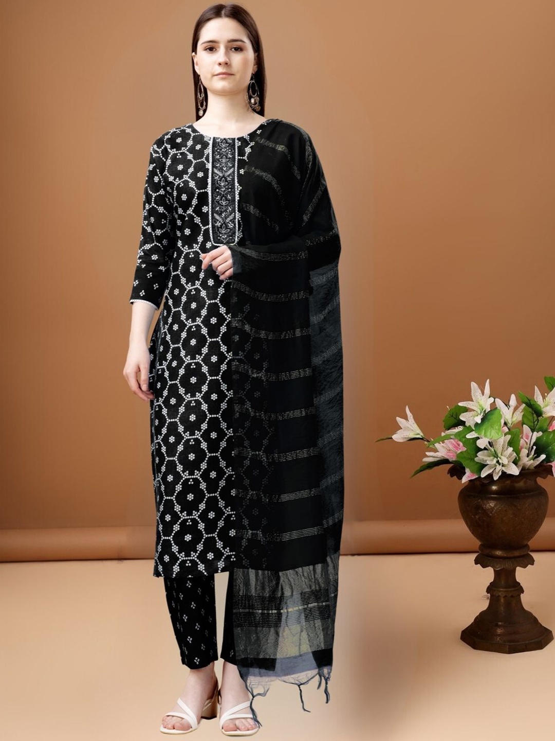 

MAGMINA Bandhani Embroidered Thread Work Straight Kurta With Trousers & Dupatta, Black
