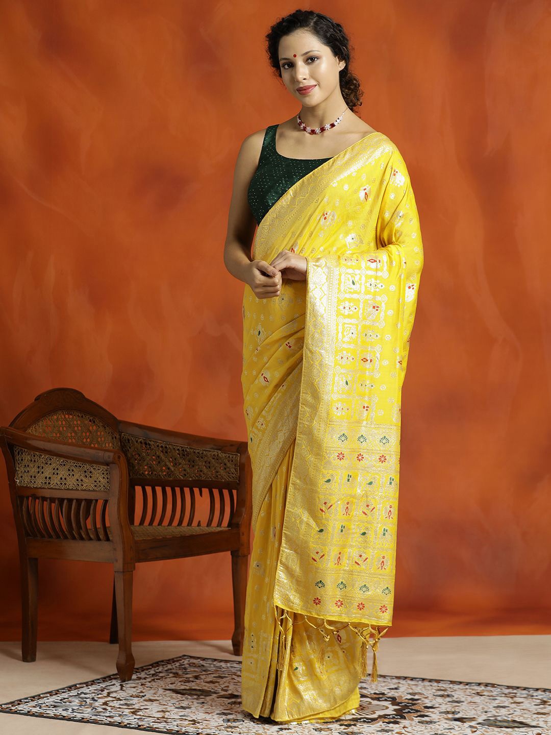

Jaipur Kurti Silk Floral Zari Woven Design Banarasi Saree, Yellow