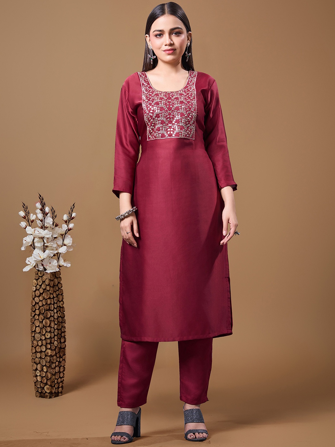 

JDS LIFESTYLE Floral Yoke Design Regular Straight Kurta With Trousers, Maroon