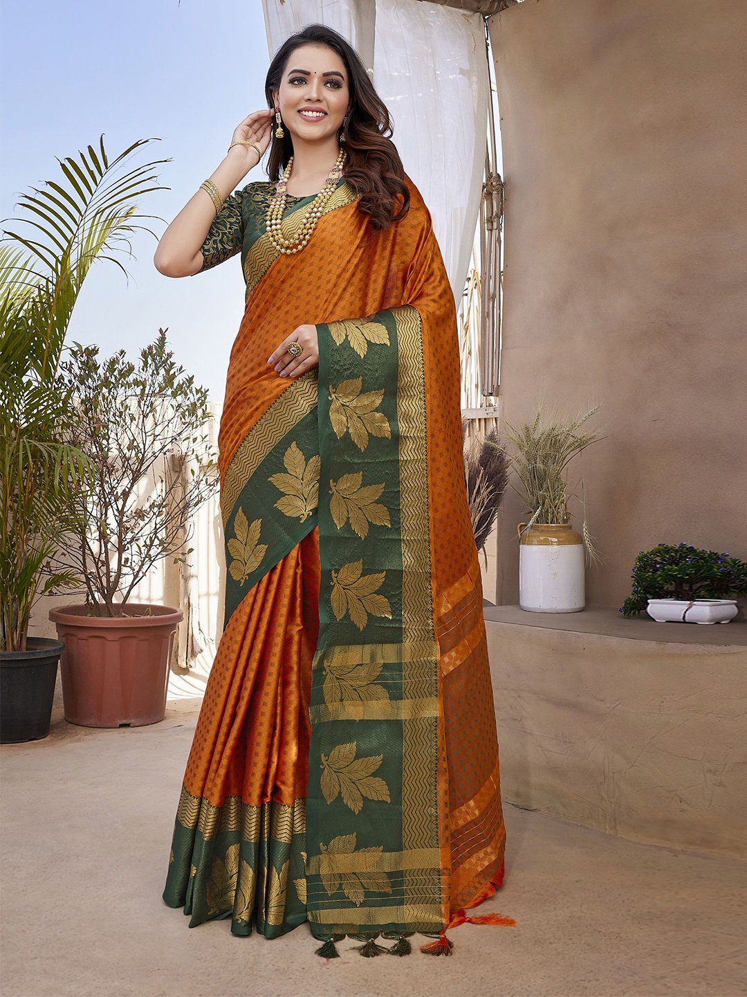 

Ekta Textiles Woven Design Zari Banarasi Saree, Orange
