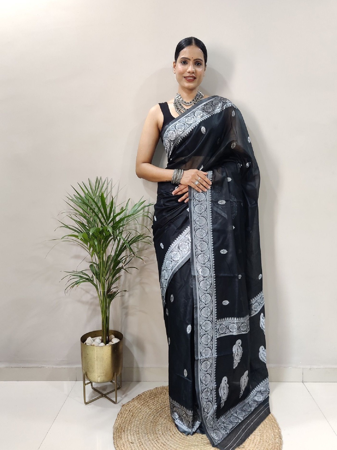 

Aika Woven Design Zari Silk Cotton Saree, Black