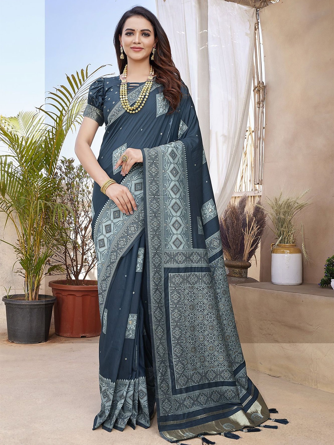 

Ekta Textiles Floral Paithani Saree, Turquoise blue