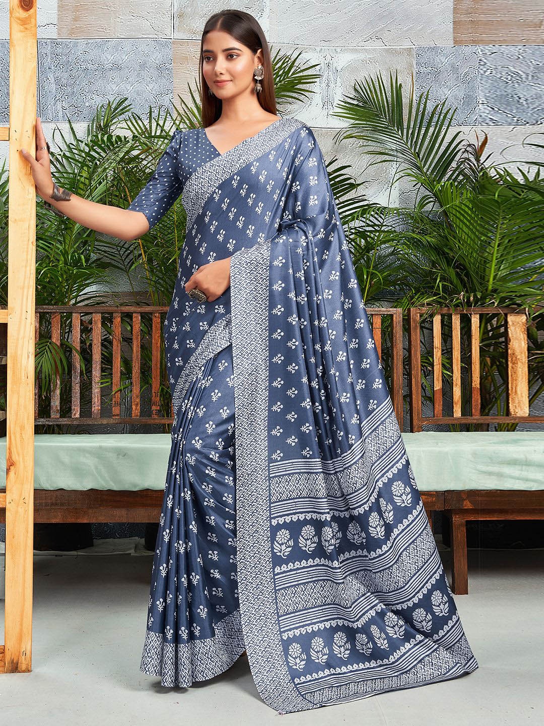 

KALINI Floral Printed Dabu Saree, Blue