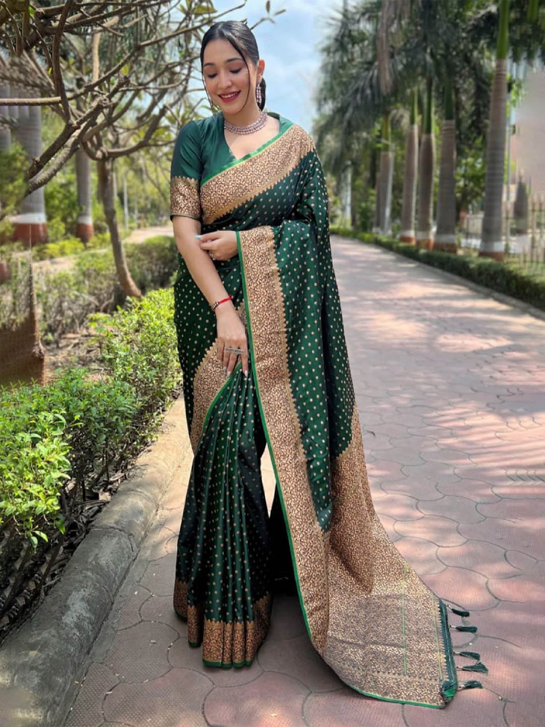 

Aika Woven Design Zari Saree, Green