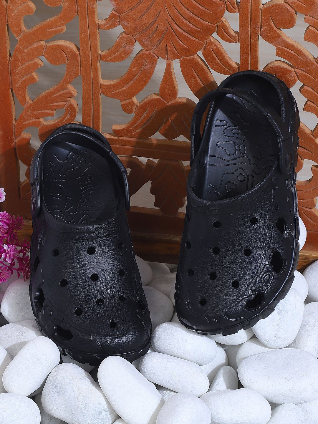 

TAG 7 Men Rubber Clogs, Black