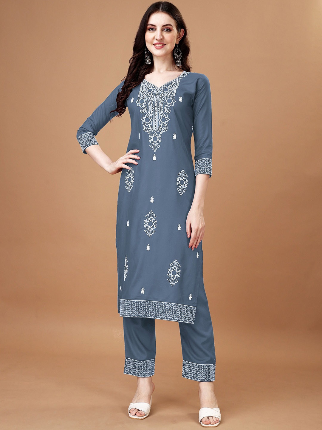 

FANTASY FAB Ethnic Motifs Embroidered V-Neck Straight Kurta with Trousers, Grey