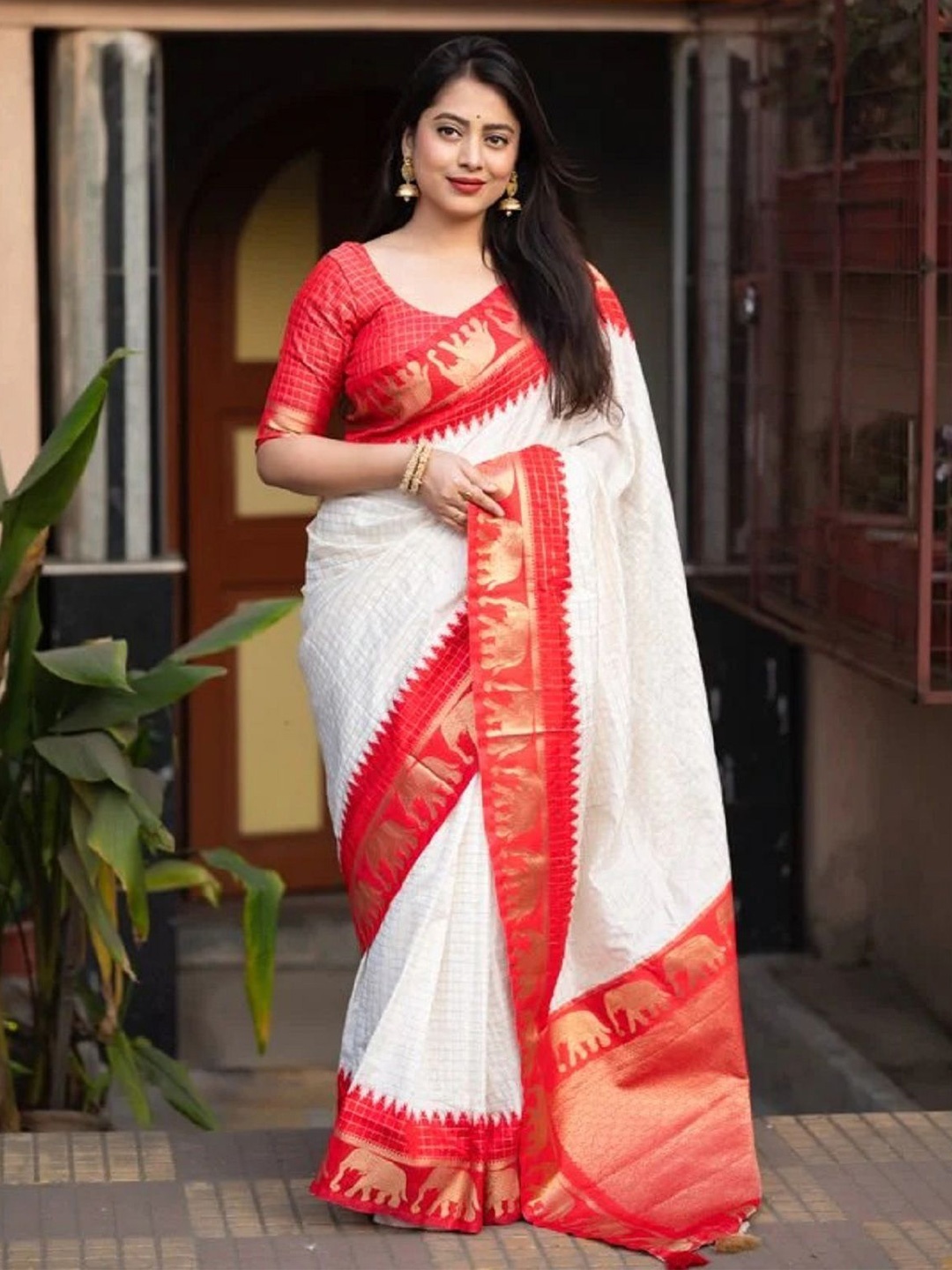 

Aika Checked Zari Pure Silk Saree, Red