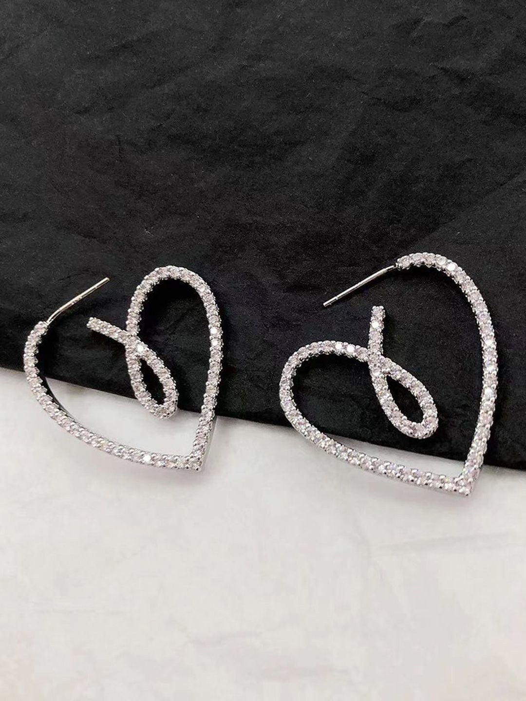 

FIMBUL Heart Shaped Studs Earrings, Silver