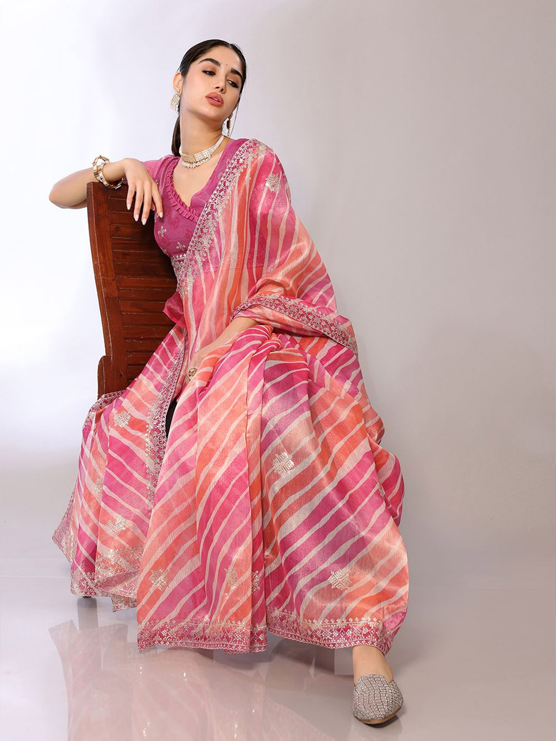 

FABMORA Leheriya Embroidered Tissue Saree, Pink