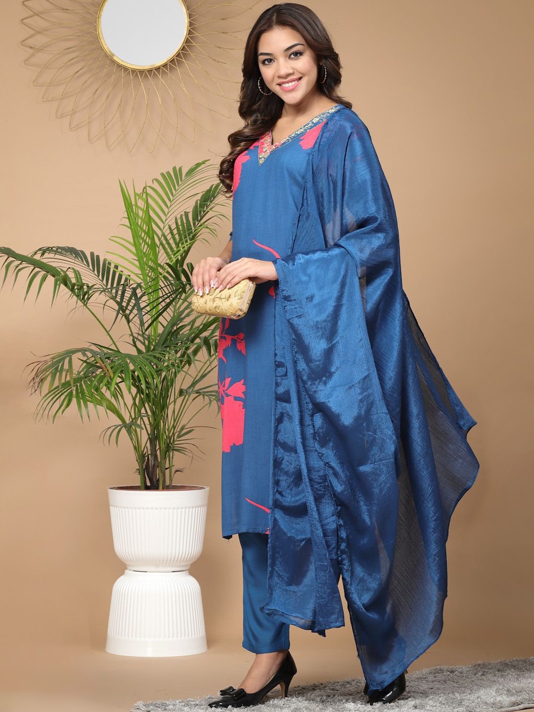 

BAESD Floral Printed V-Neck Straight Kurta With Trousers & Dupatta, Blue
