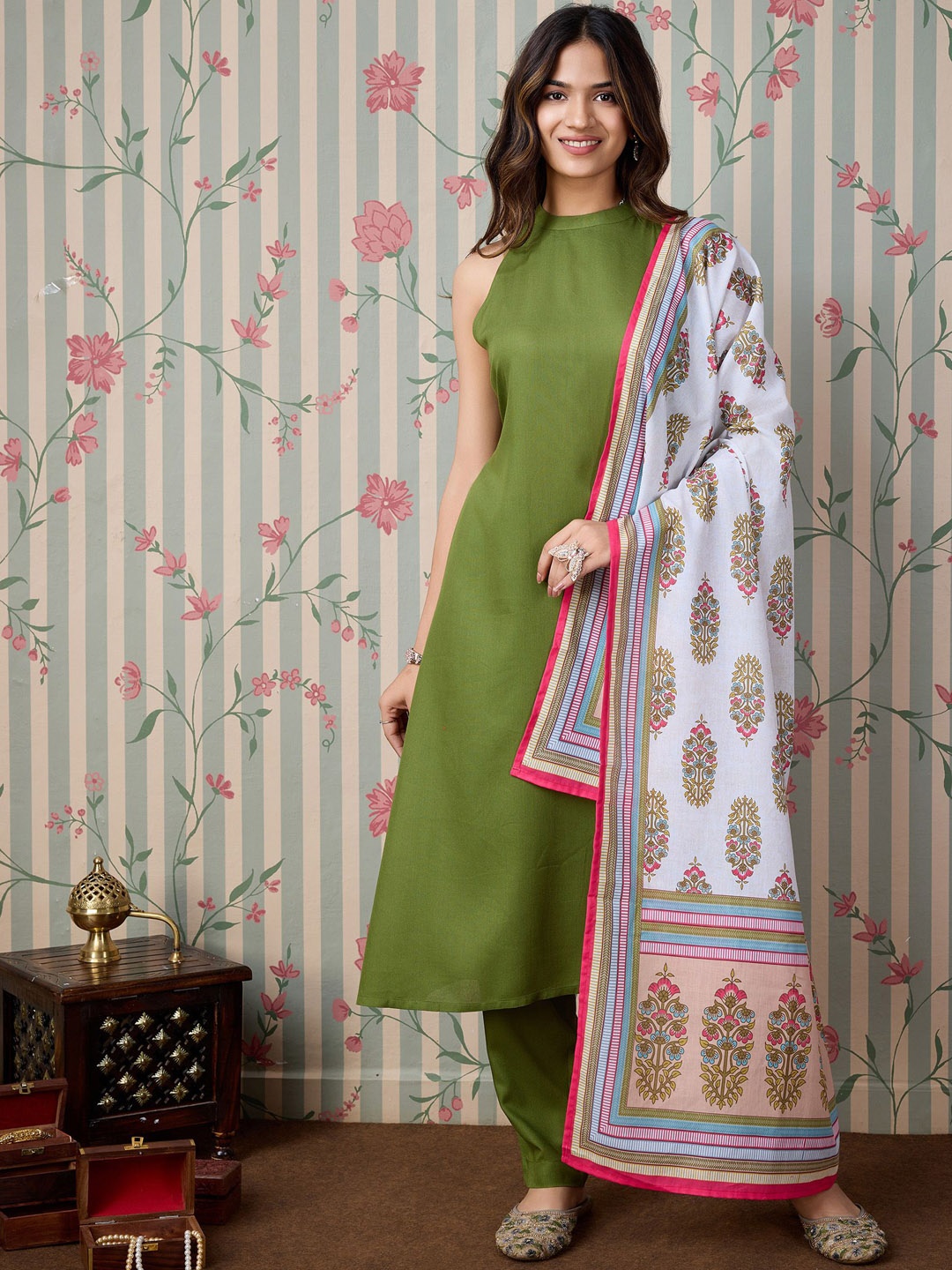 

Ode by House of Pataudi Round Neck A-Line Kurta with Trousers & Dupatta, Green