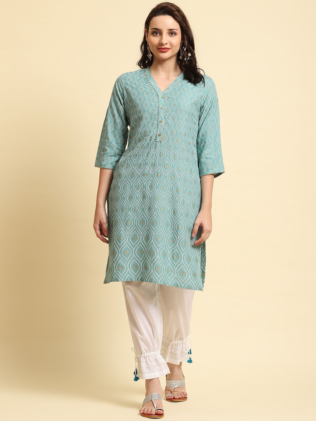 

Shree Bandhani Printed Gotta Patti V-Neck Straight Kurta, Green