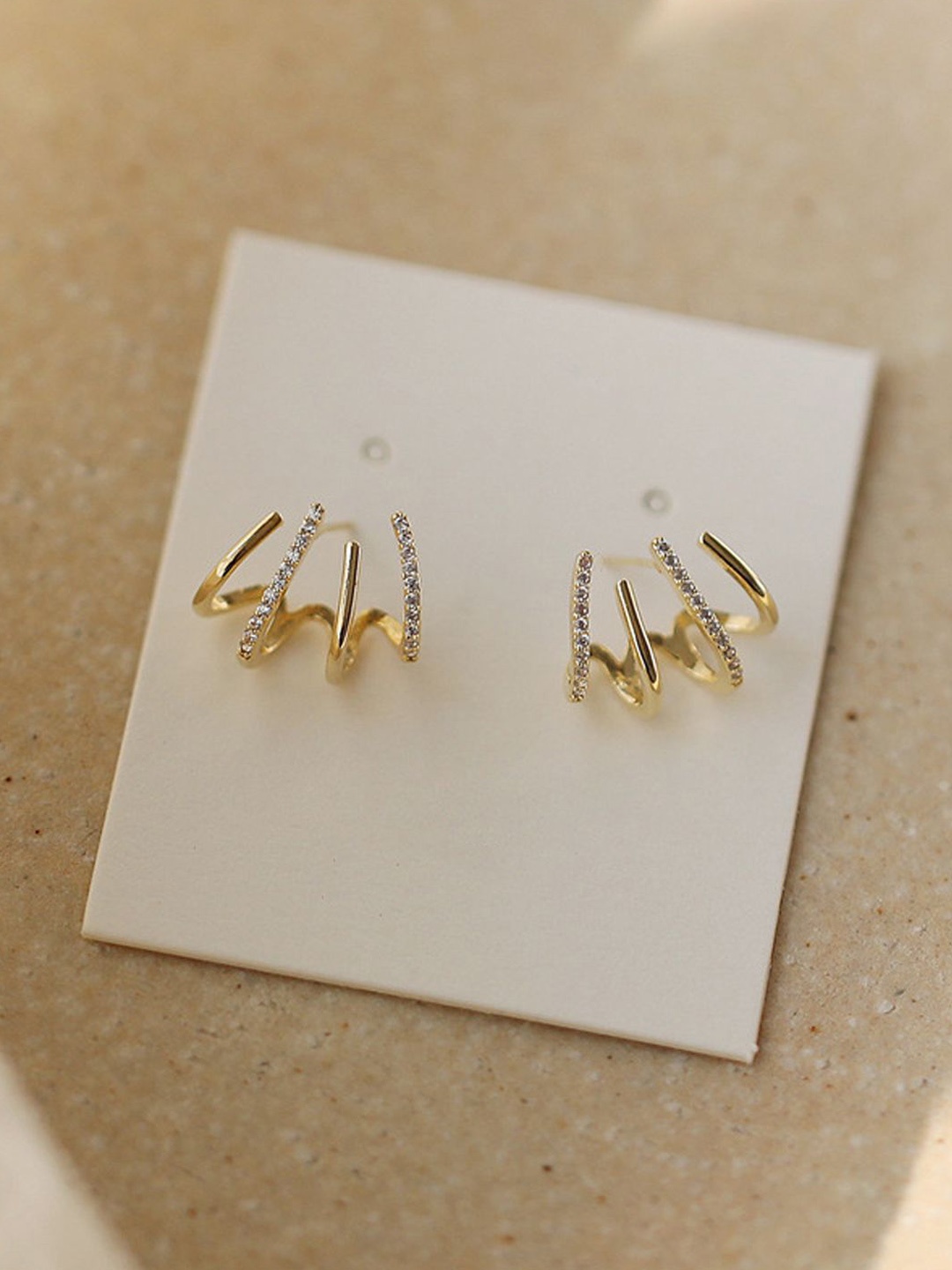 

FIMBUL Gold-Plated Stone Studded Claw-Shaped Antique Studs
