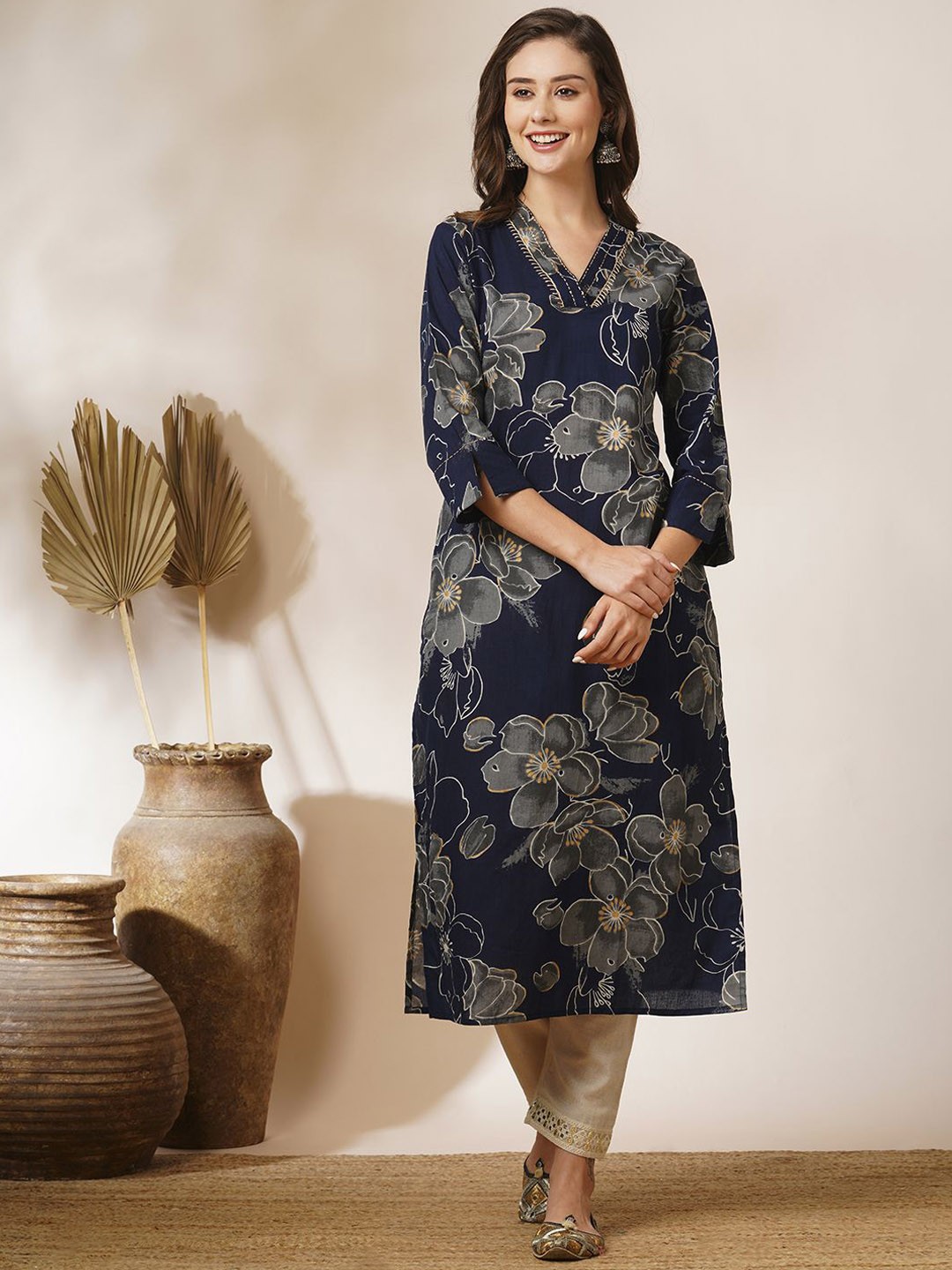

FASHOR Navy Blue & Grey Floral Printed V-Neck Kantha Work Straight Fit Kurta