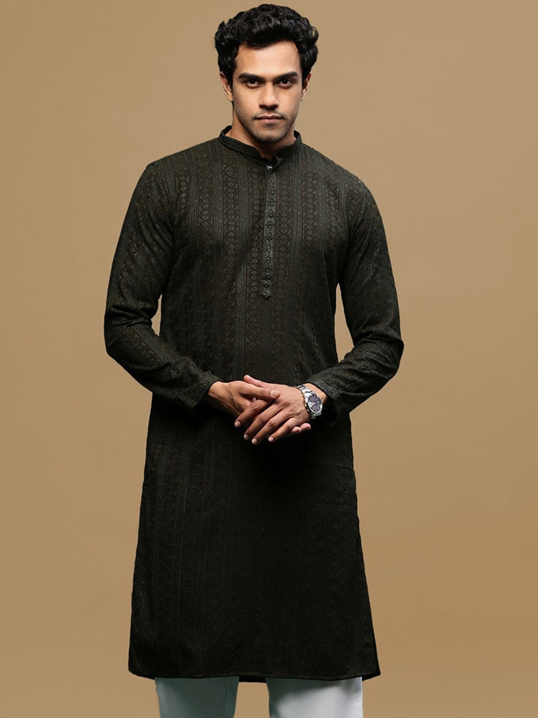 

Sanwara Geometric Embroidered Chikankari Mandarin Collar Cotton Straight Kurta, Olive