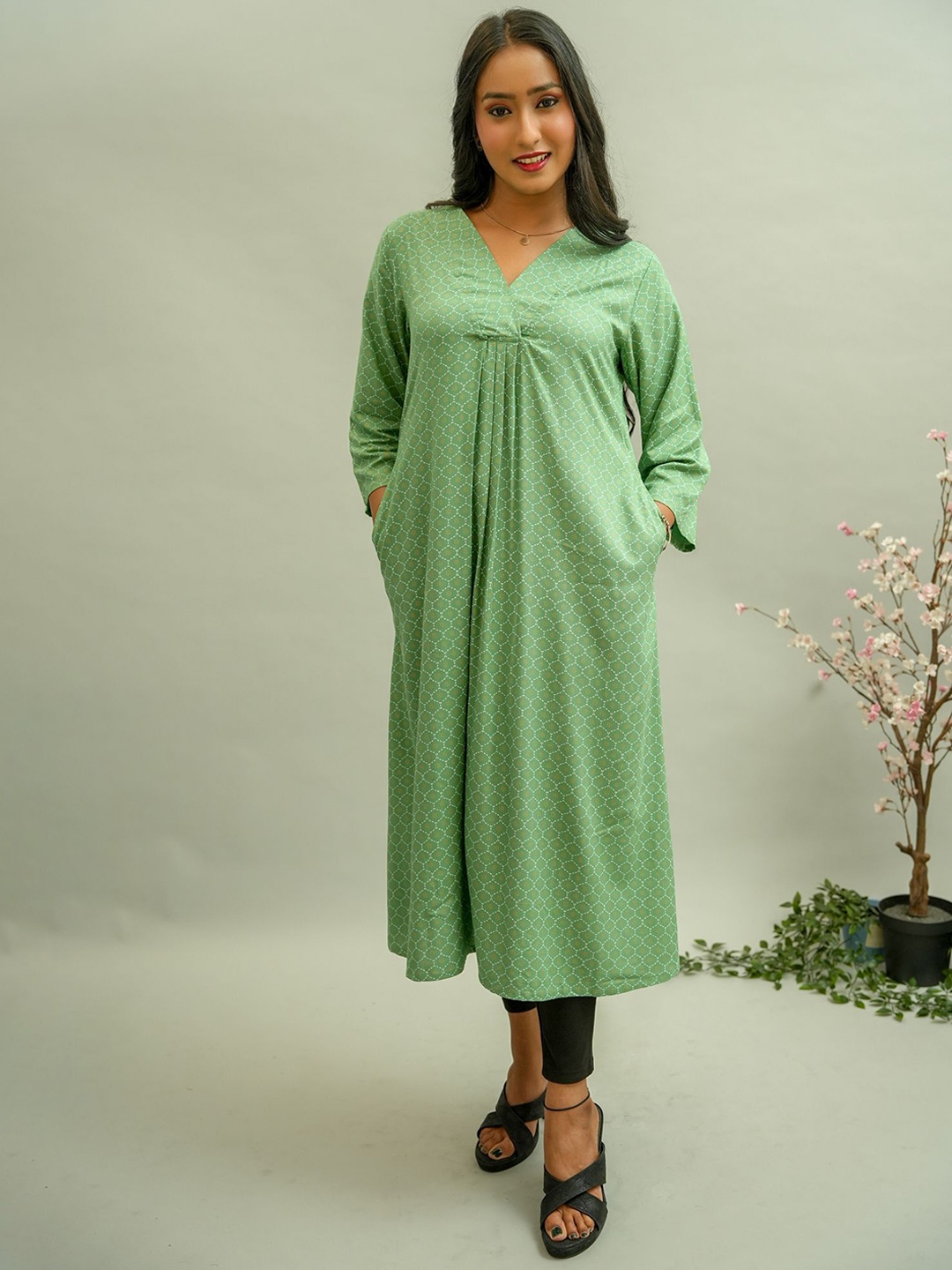 

GO BOUJEE Geometric Printed V-Neck Cotton A-Line Kurta, Green