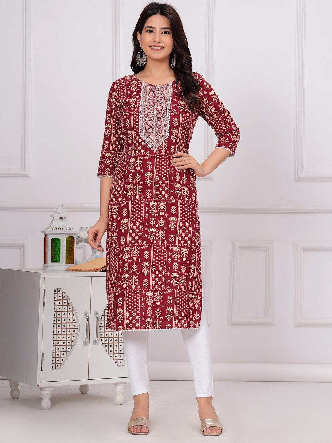 

PARUCREATION Floral Thread Work Round Neck Three-Quarter Sleeves Straight Kurta, Maroon