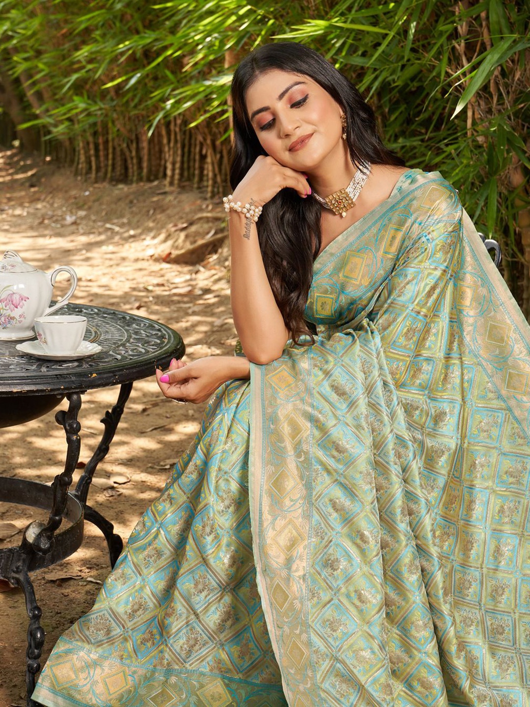 

DOI MOI Woven Design Zari Banarasi Saree with blouse piece, Blue
