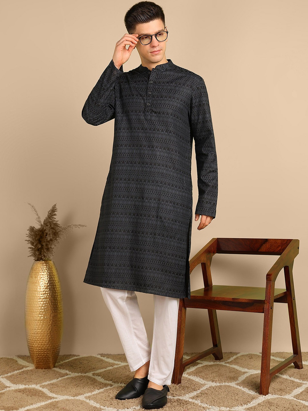 

Anouk Men Thread Work Kurta, Black