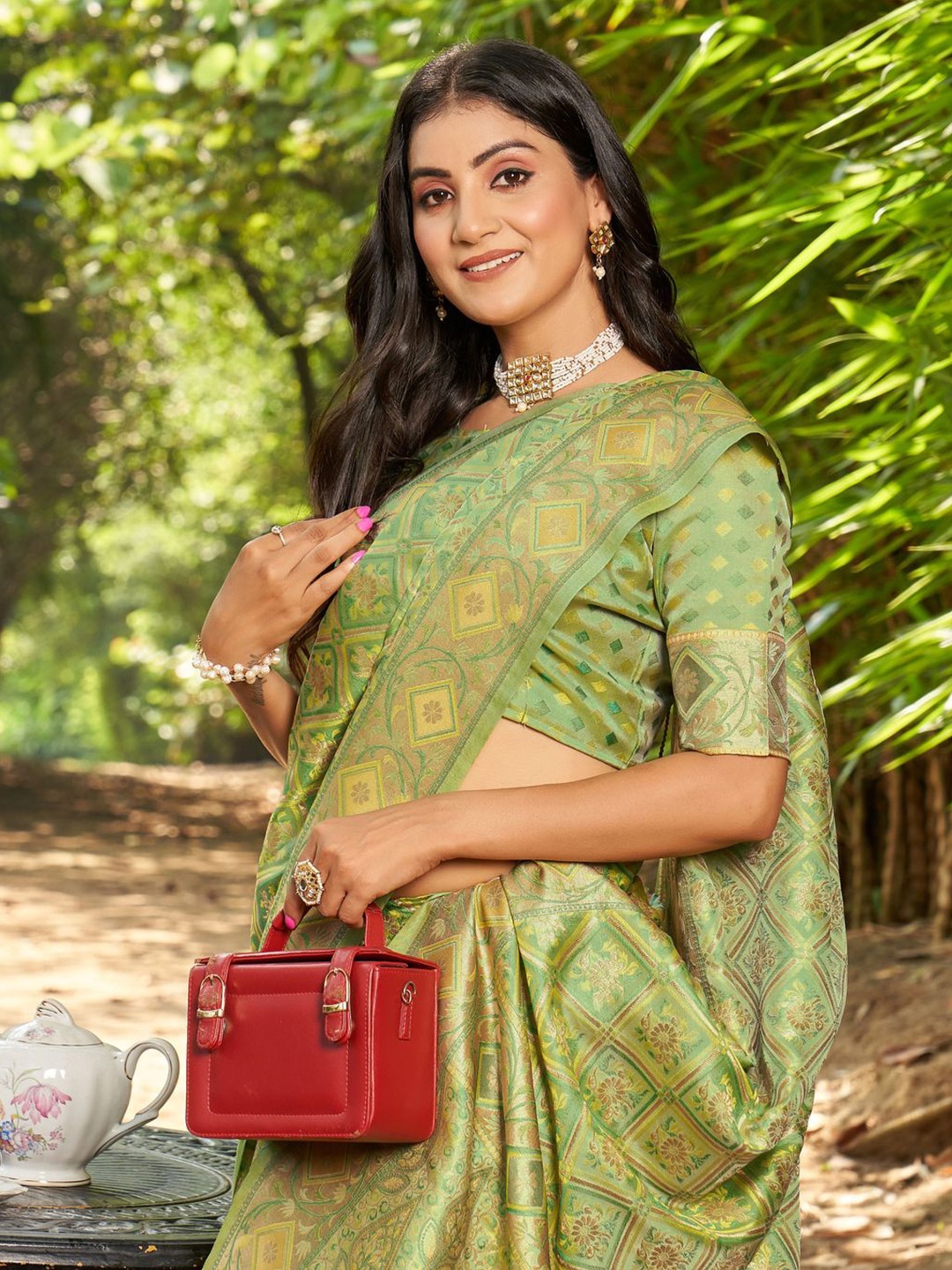 

DOI MOI Woven Design Zari Banarasi Saree, Green