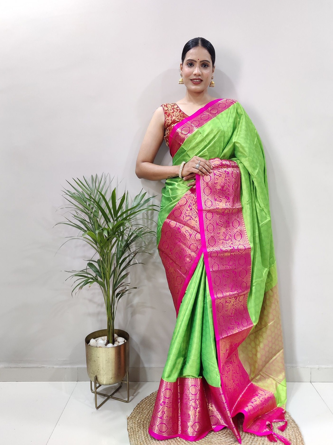 

Aika Women Woven Design Pure Silk Banarasi Saree, Green