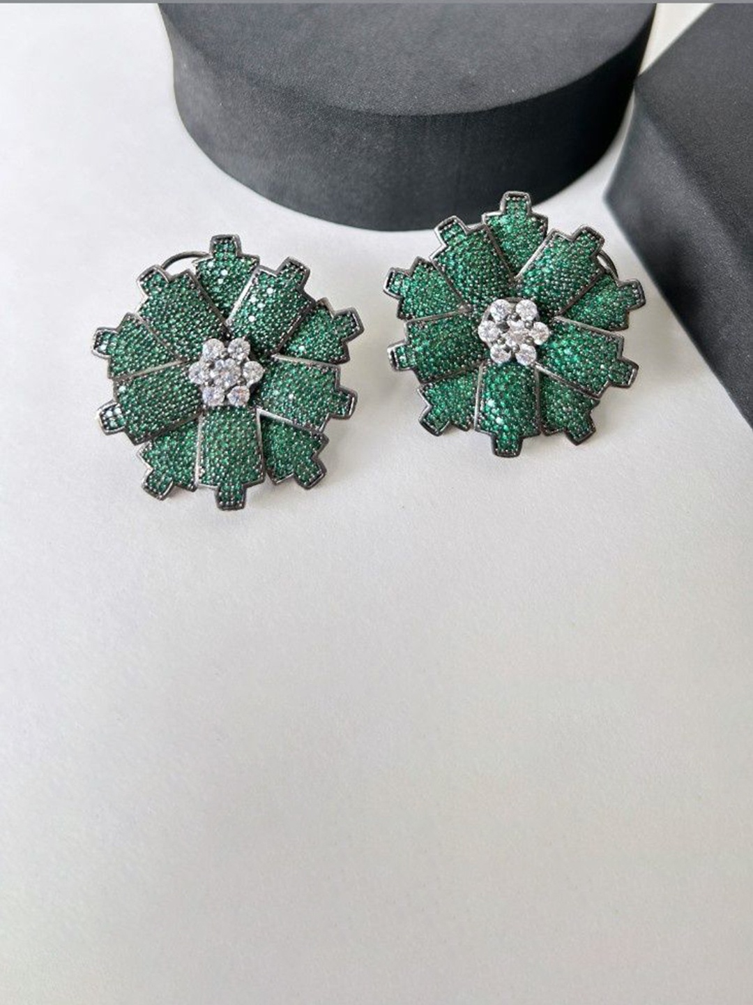 

AMADA JEWELS Stone Studded Floral-Shaped Studs, Green
