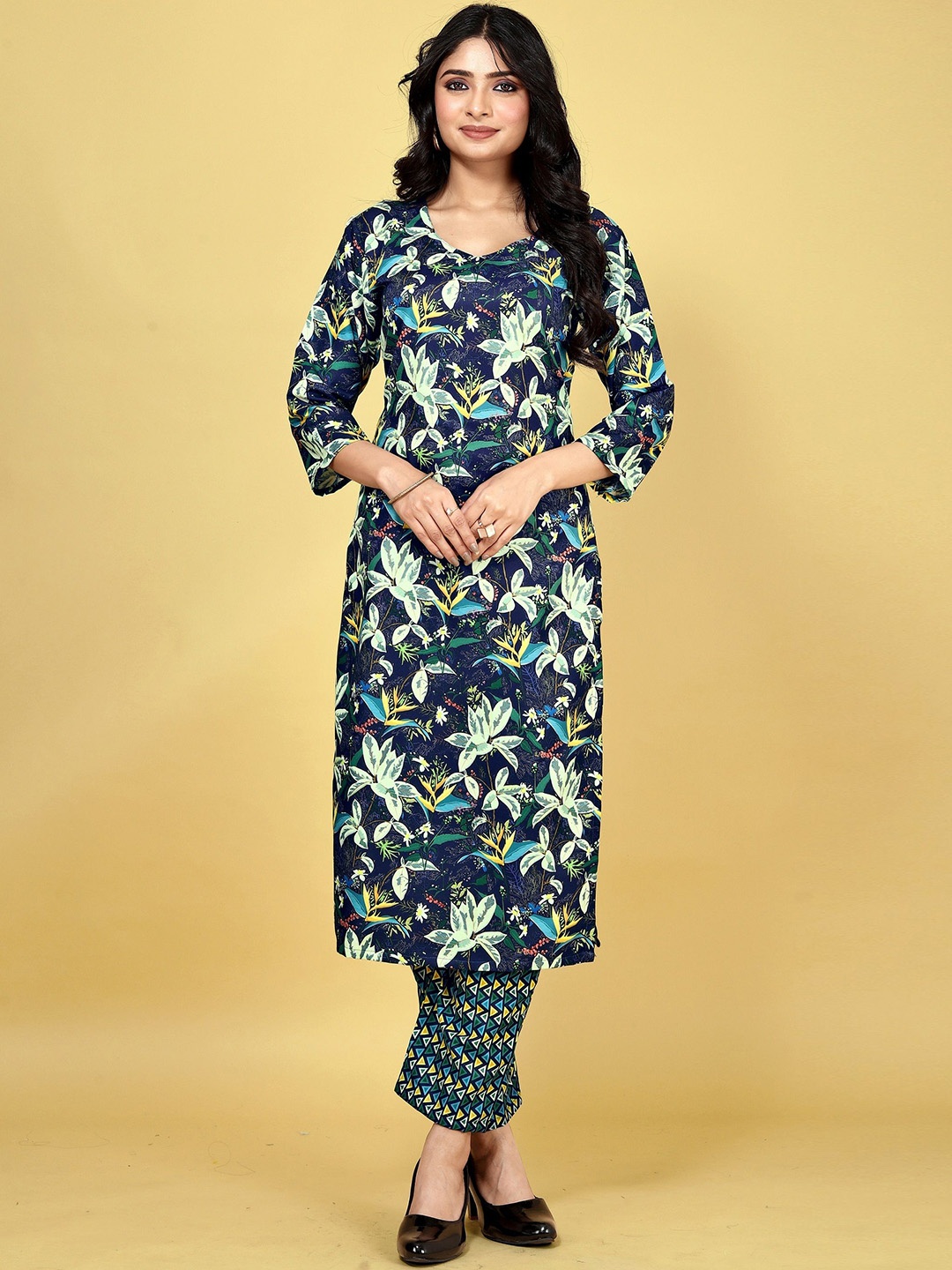 

JDS LIFESTYLE Floral Printed V Neck Straight Kurta With Trousers, Navy blue