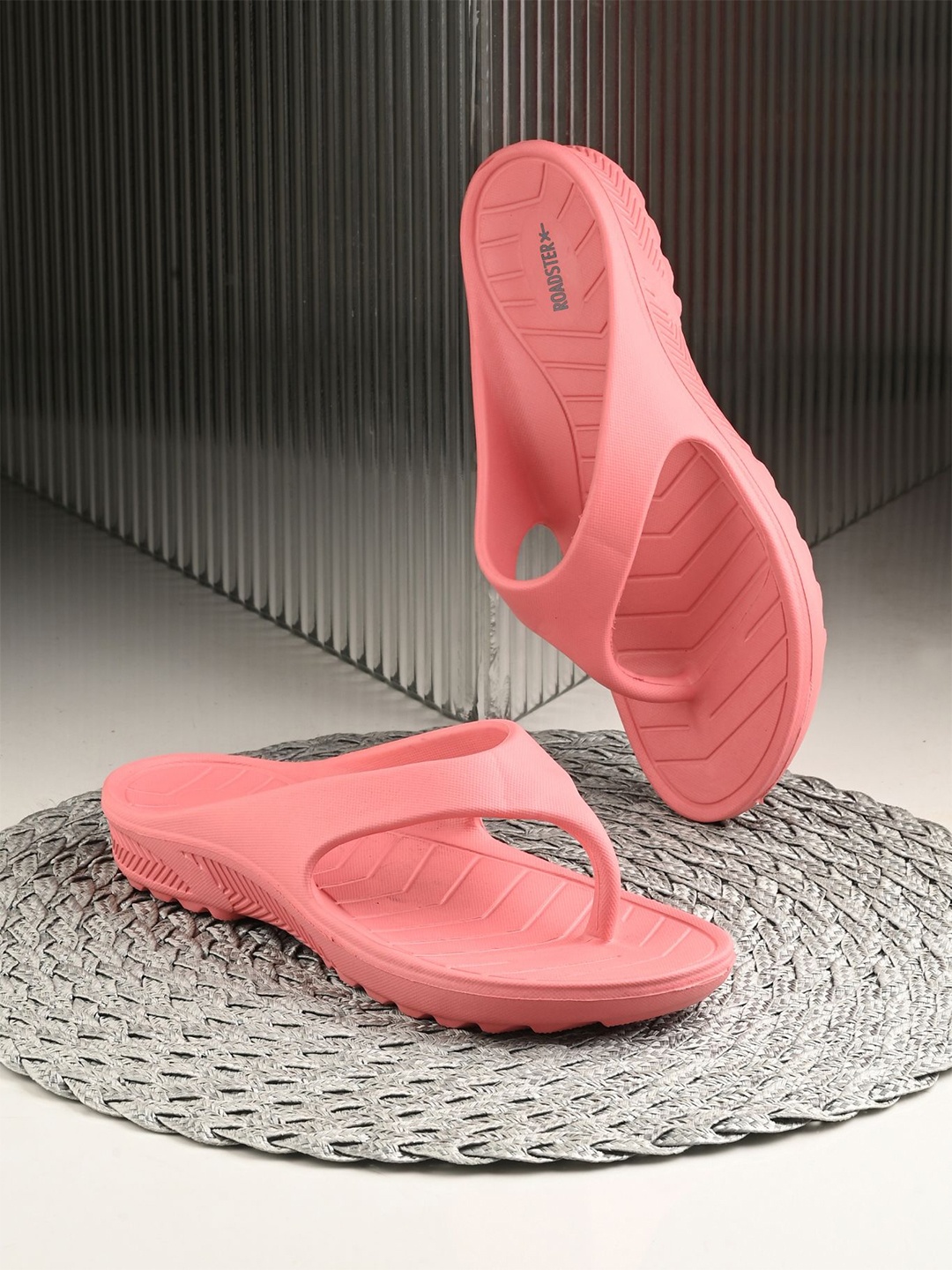 

The Roadster Lifestyle Co Men Light Weighted Slipper, Pink